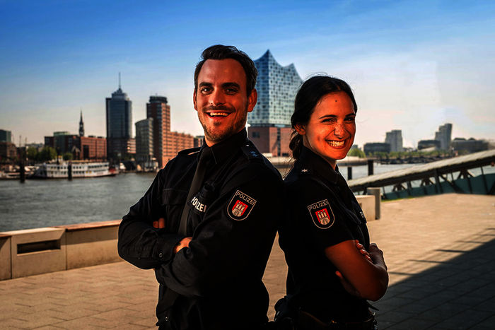 Marc Barthel (Polizeimeister Kristian "Kris" Freiberg) und Aybi Era (Polizeikommissarin Pinar Aslan) bilden das neue Team in "Notruf Hafenkante". Bild: Sender / ZDF / Boris Laewen