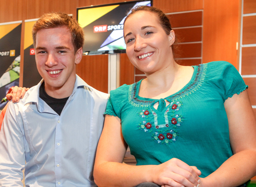 Den beiden erfolgreichen Behindertensportler Claudia Lösch (Ski alpin) und Andreas Onea (Schwimmen) präsentieren. Bild: Sender