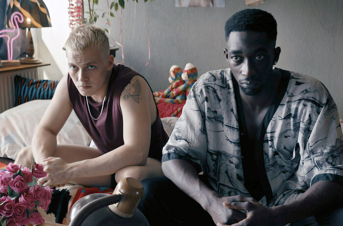 Toubab: Babtou (Farba Dieng) und Dennis (Julius Nitschkoff) frisch verheiratet in ihrer gemeinsamen Wohnung. Bild: Sender/ Max Preiss / Schiwago Film / ZDF / ARTE