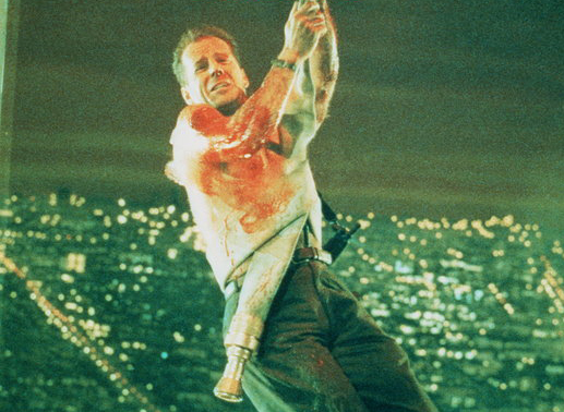 Hängend nimmt John McClane (Bruce Willis) den Kampf mit den skrupellosen Terroristen auf ...
Bild: Sender / 20th Century Fox