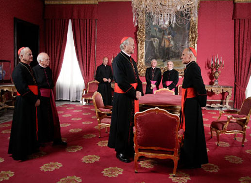 Kardinal Scarpia (Hans Peter Hallwachs, v.l.) gerät unter Druck, als er erfährt, dass die Jesustafel verschwunden ist. Bild: Sender