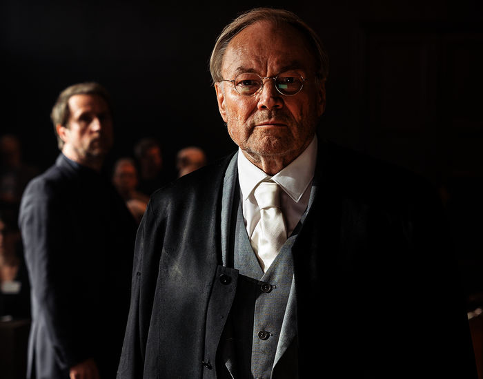 Klaus Maria Brandauer (Rolle Konrad Biegler, vorne) und Bjarne Mädel (Rolle Peter Nadler). Bild: Sender / ARD Degeto / Moovie / Stephan Rabold