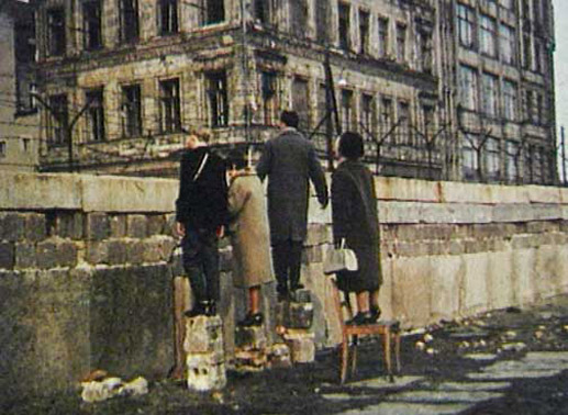 Einzigartige Szenen aus dem zerstörten Deutschland: Britische Aufnahmen vom Bau der Mauer 1961. Bild: Sender