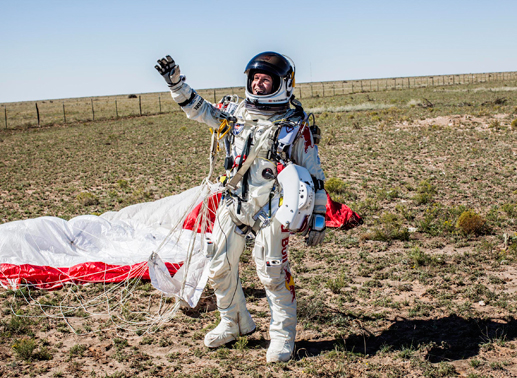 Felix Baumgartner nach dem geglückten Sprung. Bild: ServusTV/balazsgardi.com/Red Bull Content Poo