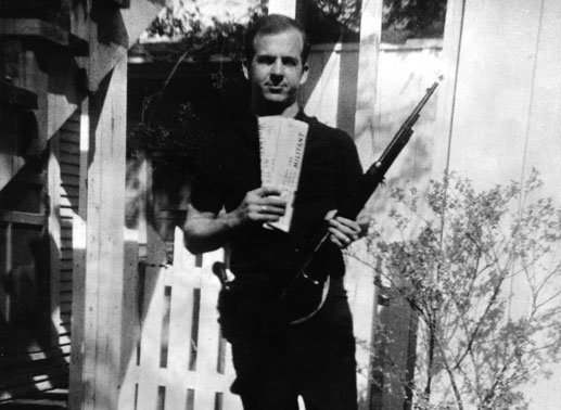 März 1963: Lee Harvey Oswald lässt sich mit zwei marxistischen Zeitungen ("The Militant" und "The Worker") und einem Mannlicher-Carcano-Gewehr fotografieren, der Waffe, mit der später US-Präsidenten John F. Kennedy ermordet wird. Bild: Sender