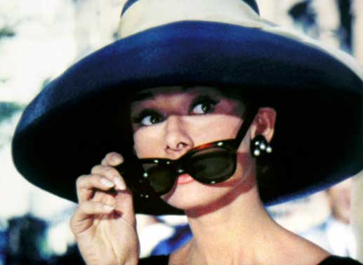 Die verführerische Holly Golightly (Audrey Hepburn) träumt vom Glück und von Diamanten. Bild: Sender