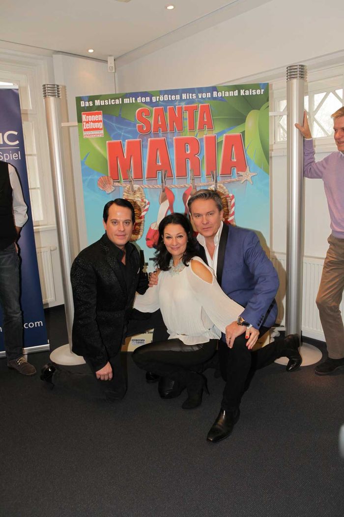 Musical auf den Spuren von Roland Kaiseres Welthits: Gregor Glanz, Patricia Nessy und Alfons Haider vor dem soeben enthüllten Plakat zu „Santa Maria“. Bild: Barbara Nidetzky