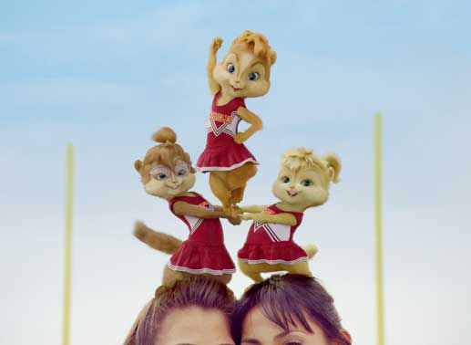 Die "Chipettes" (v.li.) Jeanette, Brittany und Eleanor feuern als Cheerleader die Footballspieler an. Bild: Sender
