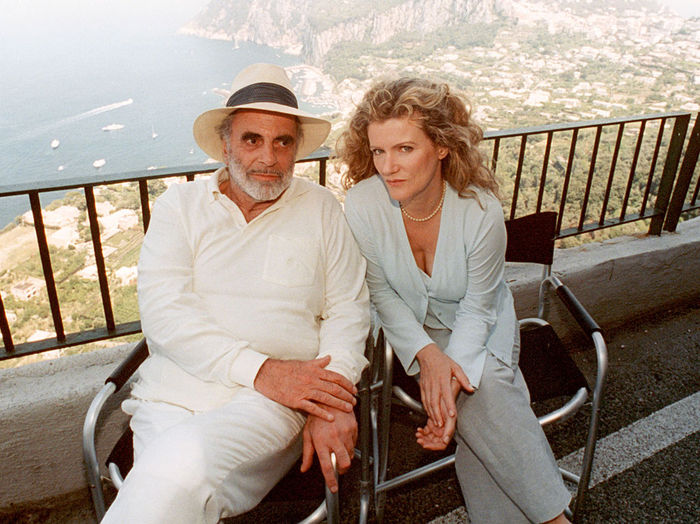 Franz Steininger (Maximilian Schell) erfährt zum 50-jährigen Jubiläum seines Wäschemodenkonzerns Aphrodite, dass er unheilbar krank ist. Daraufhin verreist er Hals über Kopf mit seiner langjährigen heimlichen Geliebten Barbara Landau (Barbara Sukowa) auf die Insel Capri. Bild: Sender