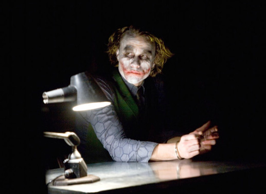 Der Joker (Heath Ledger) hat ein mörderisches Ass im Ärmel. Bild: Sender