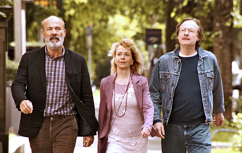 Das alte neue Trio Eddi (Heiner Lauterbach), Anne (Gisela Schneeberger) und Johannes (Michael Wittenborn) auf dem Weg zu einer Wohnungsbesichtigung. Bild: Sender / Westhoff Film GmbH / DRIFE Filmproduktion