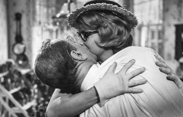 Thomas Lieven (O. W. Fischer) hat ein Faible fürs Kochen - und für Frauen. Seine Verlobte Nancy (Geneviève Kervine) gratuliert ihm zu seinem 38. Geburtstag. Bild: Sender / CCC Filmkunst