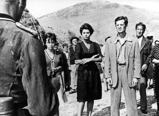 Cesira (Sophia Loren, 4. v. re.) und Michele (Jean-Paul Belmondo, 3. v. re.) werden von deutschen Soldaten bedroht. Bild: Sender