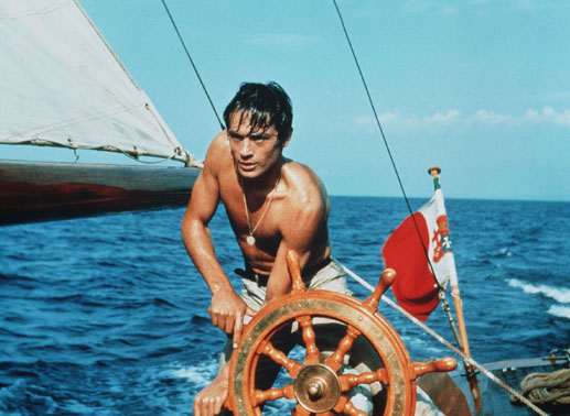 Tom Ripley (Alain Delon) hat seinen Landsmann Philippe Greenleaf auf dessen Yacht umgebracht und die Leiche im Mittelmeer versenkt. Jetzt fährt er zurück zur Küste. Bild: Sender