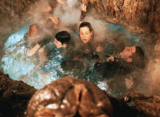 Ripley (Sigourney Weaver, M.) und ein Trupp Schmuggler flüchten vor den Aliens in eine unterirdische Grotte. Bild: Sender