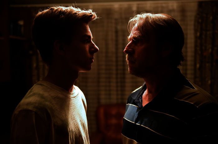 Geliefert: Benny (Nick J. Schuck) ist w&uuml;tend, da sein Vater Volker (Bjarne M&auml;del) ihn vor seinen Freunden blamiert hat. Bild: Sender / ARTE / BR / TV60 Filmproduktion GmbH / J&uuml;rgen Olczyk