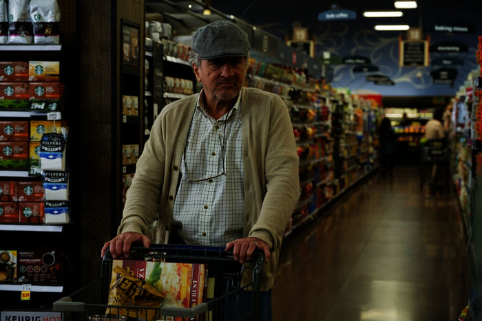 Immer &Auml;rger mit Grandpa: Ed (Robert De Niro) ahnt beim Einkauf im Supermarkt noch nicht, dass sein bis dato ruhiges Leben als Rentner und Witwer bald komplett auf den Kopf gestellt werden wird. Bild: Sender / ZDF / Ben Rothstein