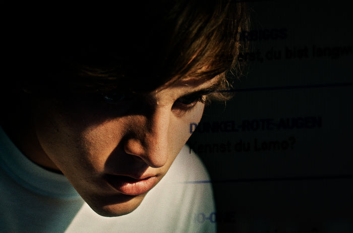 Der siebzehnjährige Karl (Jonas Dassler) überlässt den „Followern“ seines Blogs immer mehr Entscheidungen über sein Leben. Bild: Sender / rbb / Flare Film / Michal Grabowsky