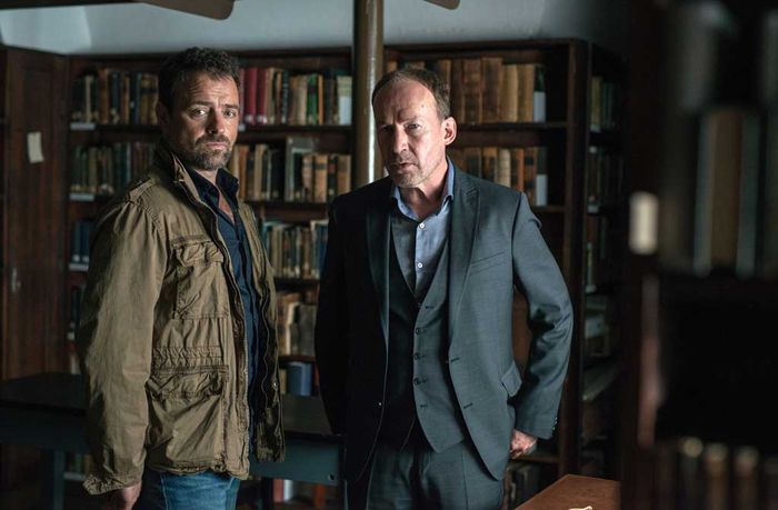 Joe (Ulrich Noethen) und Vincent (Juergen Maurer) suchen in der Bibliothek nach Frau Groth. Bild: Sender / Marion von der Mehden