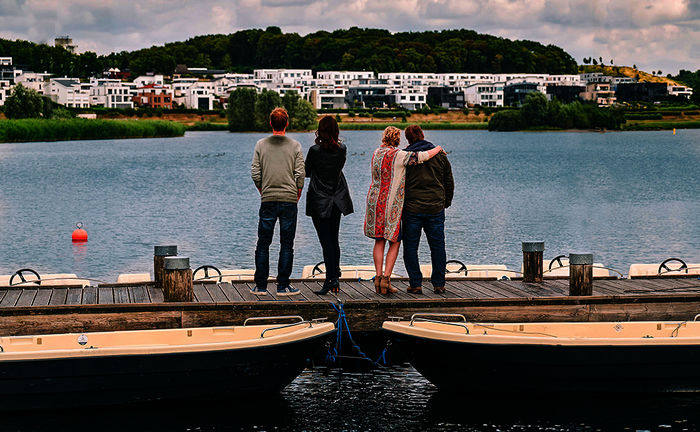 Die neue Staffel der Mini-Serie "Phoenixsee" erzählt anrührend und dramatisch von zwei unterschiedlichen Familien in Dortmund-Hörde. Bild: Sender / WDR / Frank Dick