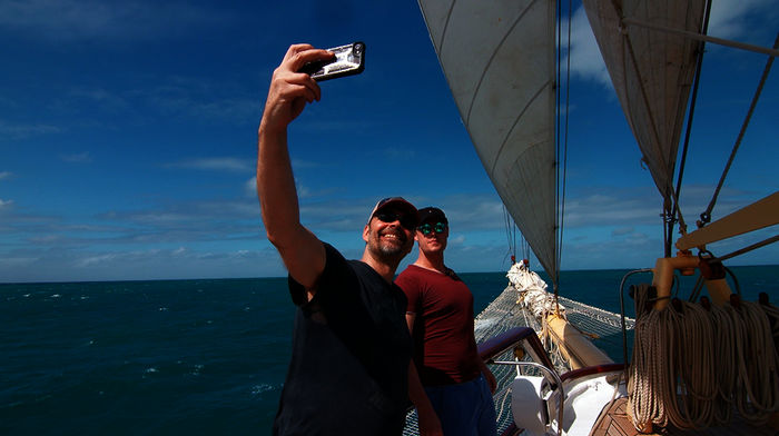 Jan und Leon auf dem Segeldeck. Bild: Sender / BR / Vincent TV / André Schmidtke / Oliver Kratz,