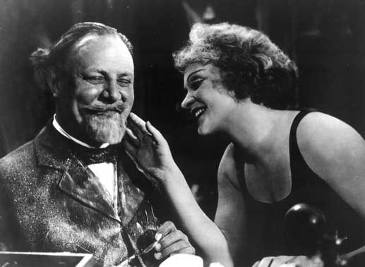 Professor Immanuel Rath (Emil Jannings) verfällt der Tänzerin Lola Lola
(Marlene Dietrich). Bild: Sender