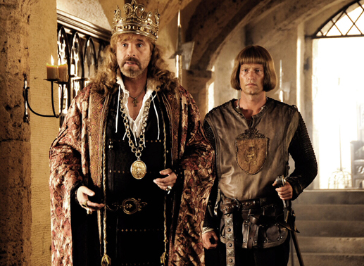 König Gunther (Thomas Gottschalk) will, dass Ritter Lanze (Til Schweiger) seine Tochter wieder findet.  Bild: Sender