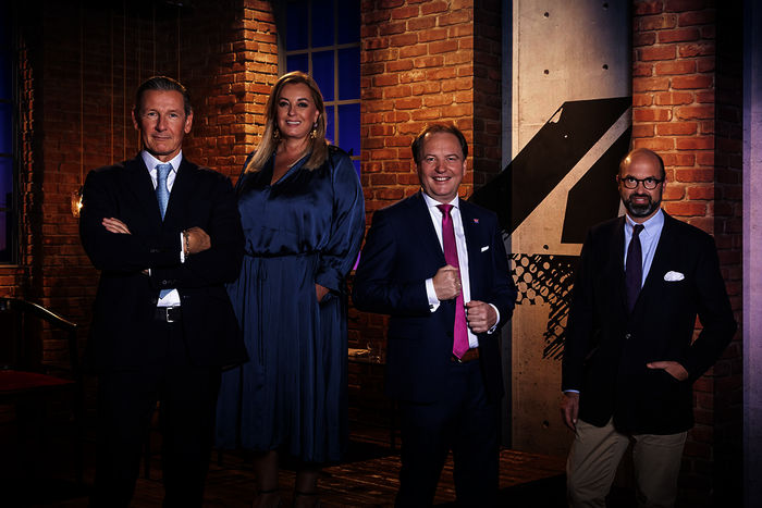 2 Minuten 2 Millionen. Neben Mediashop Geschäftsführerin Katharina Schneider, Bautycoon Hans Peter Haselsteiner, m Winzer Leo Hillinger, Nachhaltigkeitsexperte Martin Rohla und Runtastic-Gründer Florian Gschwandtner nehmen Medienunternehmer Stefan Piëch, Wirtschaftsgröße Alexander Schütz, Unternehmerin Dagmar Grossmann und Hotelier Bernd Hinteregger auf den Investoren-Stühlen Platz. Bild: Sender / PULS 4 / Gerry Frank
(c)