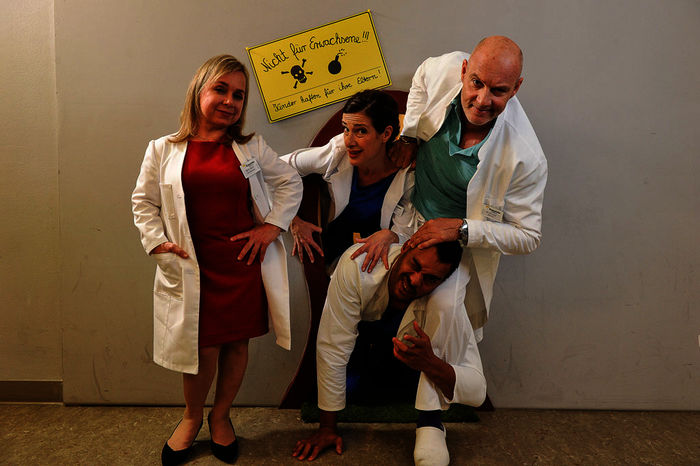 Dr. Klein ist wieder da! Von links: Dr. Valerie Klein (ChrisTine Urspruch), Dr. Luna Haller (Clelia Sarto), Dr. Jonas Müller (Michael Klammer), Dr. Bernd Lang (Simon Licht). Bild: Sender / MARKUS FENCHEL 