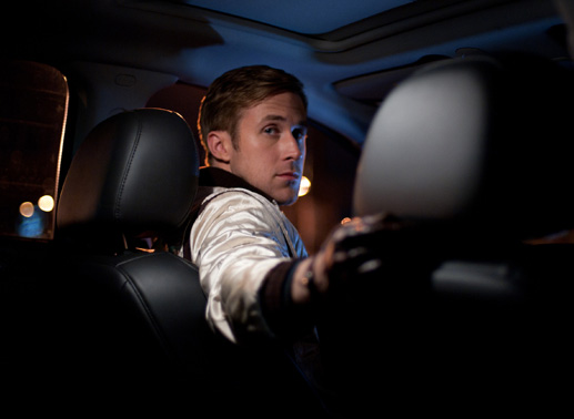 Der Driver (Ryan Gosling) wartet auf seine &bdquo;Passagiere&ldquo;. Bild: Sender/Universum