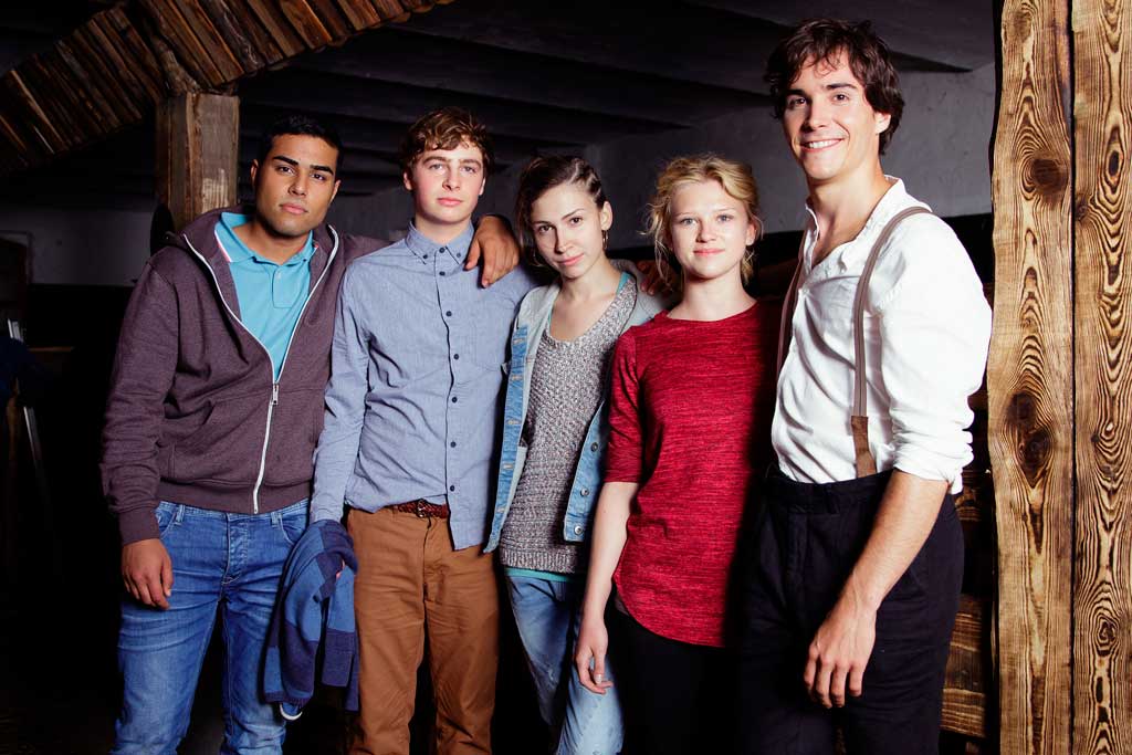 Kaan Sahan als Tarik, Matti Schmidt-Schaller (Dimitri), Amina Merai (Jenny), Sinje Irslinger (Charlie) und François Goeske (Arman). Bild: Sender / WDR / Andrea Hansen