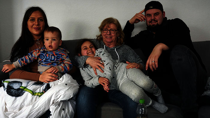 Teenie-Mutter Yasemin (22) mit Tayfun, Ilayda, Oma Rosi und Toby. Bild: Sender /Philipp Hesse | phhesse.ddas