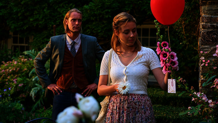 Vier Luftballons und ein Todesfall: Gwen (Meriel Hinsching) und Joey (Bernd-Christian Althoff) finden einen Luftballon mit einer rührenden Nachricht. Bild: Sender / ZDF / Jon Ailes.