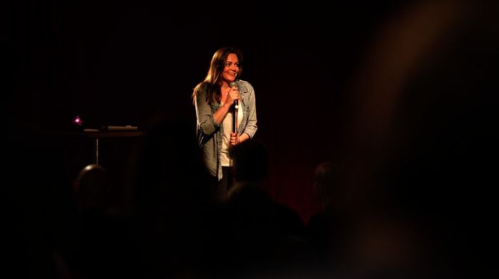 Elise (Siri Serjeseth) bei ihrem Auftritt als Stand Up Comedian. Bild: Sender / Eirik Evjen Photograph