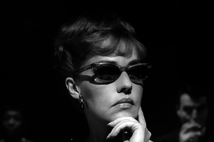 Eva (Jeanne Moreau) lässt sich von ihren vielen Anwärtern schöne Dinge kaufen und teure Reisen bezahlen, ohne jemals deren Gefühle zu erwidern. Bild: Sender / 1963 Studiocanal / Interopa Film