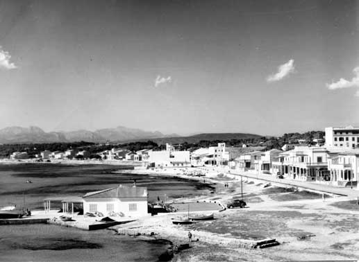 Der Name S"Arenal (Foto) kam erst Anfang 1950 wieder in den Sprachgebrauch, als am Strand die ersten touristischen Bauten entstanden. 1960 wurden 1.162 Bewohner in den statistischen Daten verzeichnet. Bild: Sender/Fandango