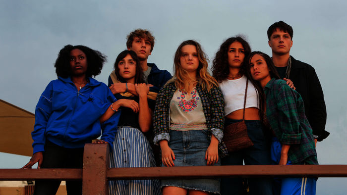 Girlsquad: Chloé (Uma Couji, l.), Constance (Apollonia Luisetti, M.), und Sofia (Mina Boudjani, 2.v.r.) sind das Girlsquad. Zusammen mit Anaïs (Hélie-Rose Dalmay, 2.v.l.), Max (Mathias Barthelemy, 3.v.l.), Billie (Paloma Vauthier, 3.v.r.) und Dimitri (Simon Rerolle, r.) muss das Girlsquad gegen einen mysteriösen Übeltäter bestehen - ein User namens "The Voyeur". Bild: Sender / ZDF und T.Langro.