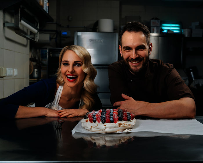 Silvia unterwegs: Silvia Schneider, Jürgen Vsetecka, Chief of Sugar („Österliche Pavlova“). Bild: Sender / ORF / Lura Media / Simeon Baker