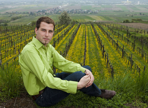Christian, 29, der elegante Winzer aus Niederösterreich. Christian ist erfolgreicher Winzer, der auf insgesamt 6 ha seinen Wein anbaut. Gerade eben hat er bei der „Berliner Wein Trophy“ Gold gewonnen. Seit 6 Jahren ist er Single. Bild: ATV
