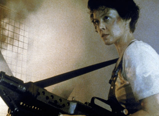 In Ripley (Sigourney Weaver) erwacht der Killerinstinkt: Die Aliens sollen nur kommen! Bild: Sender / Twentieth Century Fox