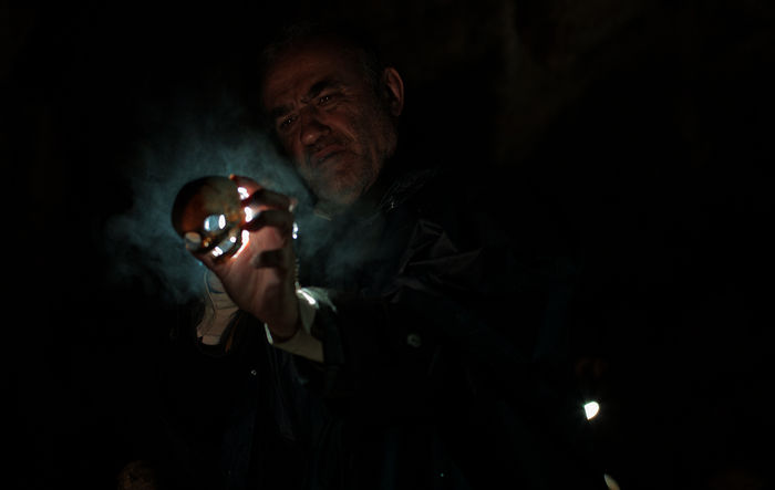 FermÌn Montes (Francesc Orella) macht bei der Suche nach dem Killer eine schreckliche Entdeckung. Bild: Sender