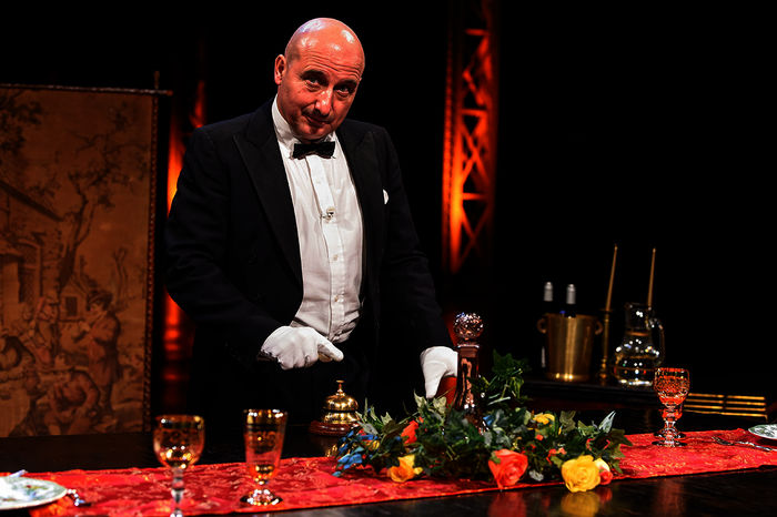 Die Tafel ist gedeckt, der Butler (Christoph Fälbl) ist bereit. Bild: Sender / ORF / Thomas Jantzen