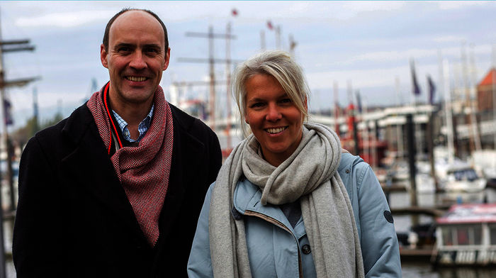 Das Hamburger Moderatoren-Team der NDR Traditionssendung "Gruß an Bord": Ocke Bandixen und Birgit Langhammer. Bild: Sender / NDR / Cordula Kropke