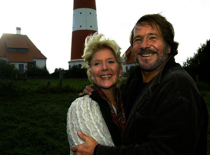 Vom Berg zum Meer: Almbäuerin Rosa (Christiane Hörbiger) und Fischhändler Hannes (Götz George) glücklich vereint.
Bild: Sender / ARD Degeto / Uwe Ernst