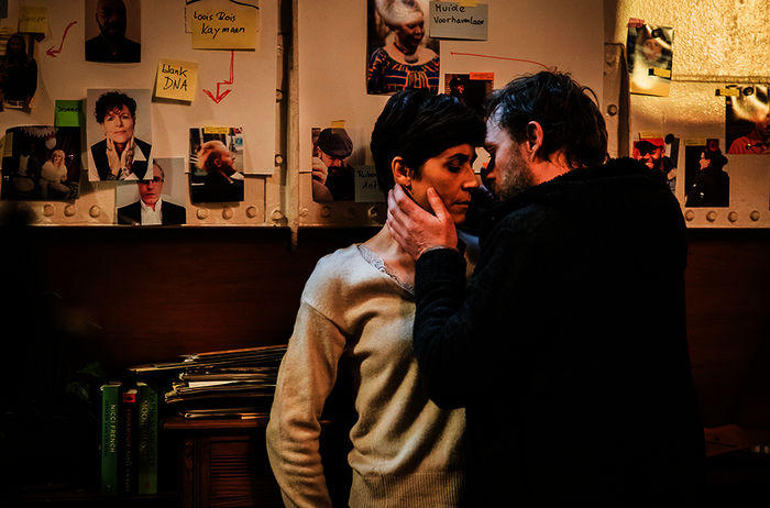 Ellen Bouché (Nina Kunzendorf) und Kommissar Wouters (Steve Driesen) kommen einander näher. Bild: Sender / ARD Degeto / Sofie Silbermann,
