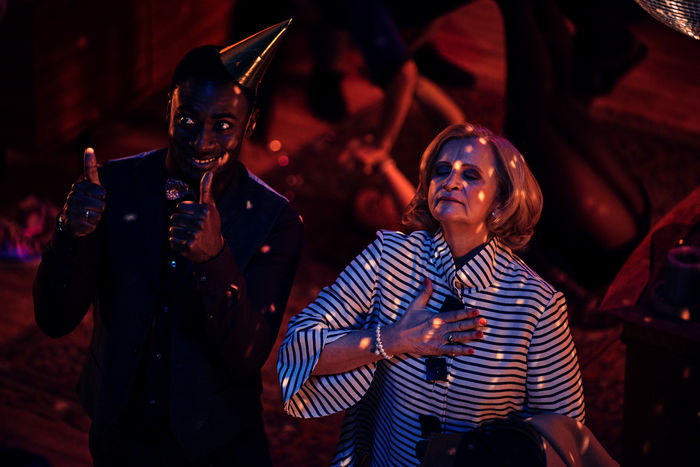 Vierwändeplus: Martin (Alexander Prince Osei) ist entzückt, als Gina (Johanna Gastdorf) begeistert auf Freddies und Emmas neuesten Partyhit von Georg Friedrich Händel reagiert. Bild: Sender / ZDF / Frank Dicks.