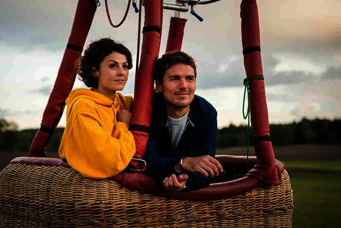 Obwohl Kristina (Liza Tzschirner) und Paul (Constantin Lücke) eigentlich beide feste Partner haben, kommen sie einander näher. Bild: Sender / ZDF / Arvid Uhlig