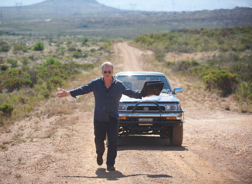 Dominic King (Trevor Eve) unbewaffnet und mit Lösegeld. Bild: Sender / Projector Pictures Ltd & Fremantle Media Ltd