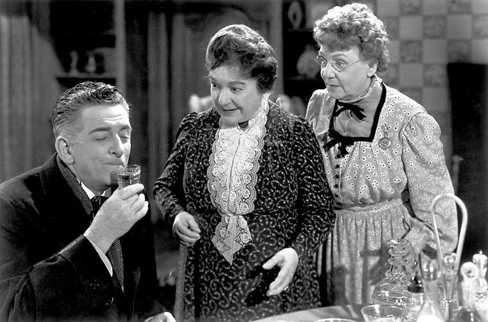 Die Tanten Abby (Josephine Hull) und Martha (Jean Adair) mit ihrem nächsten Opfer Mr. Witherspoon (Edward Everett Horton). Bild: Sender