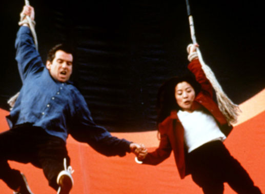 Pierce Brosnan, Michelle Yeoh. Bild: Sender